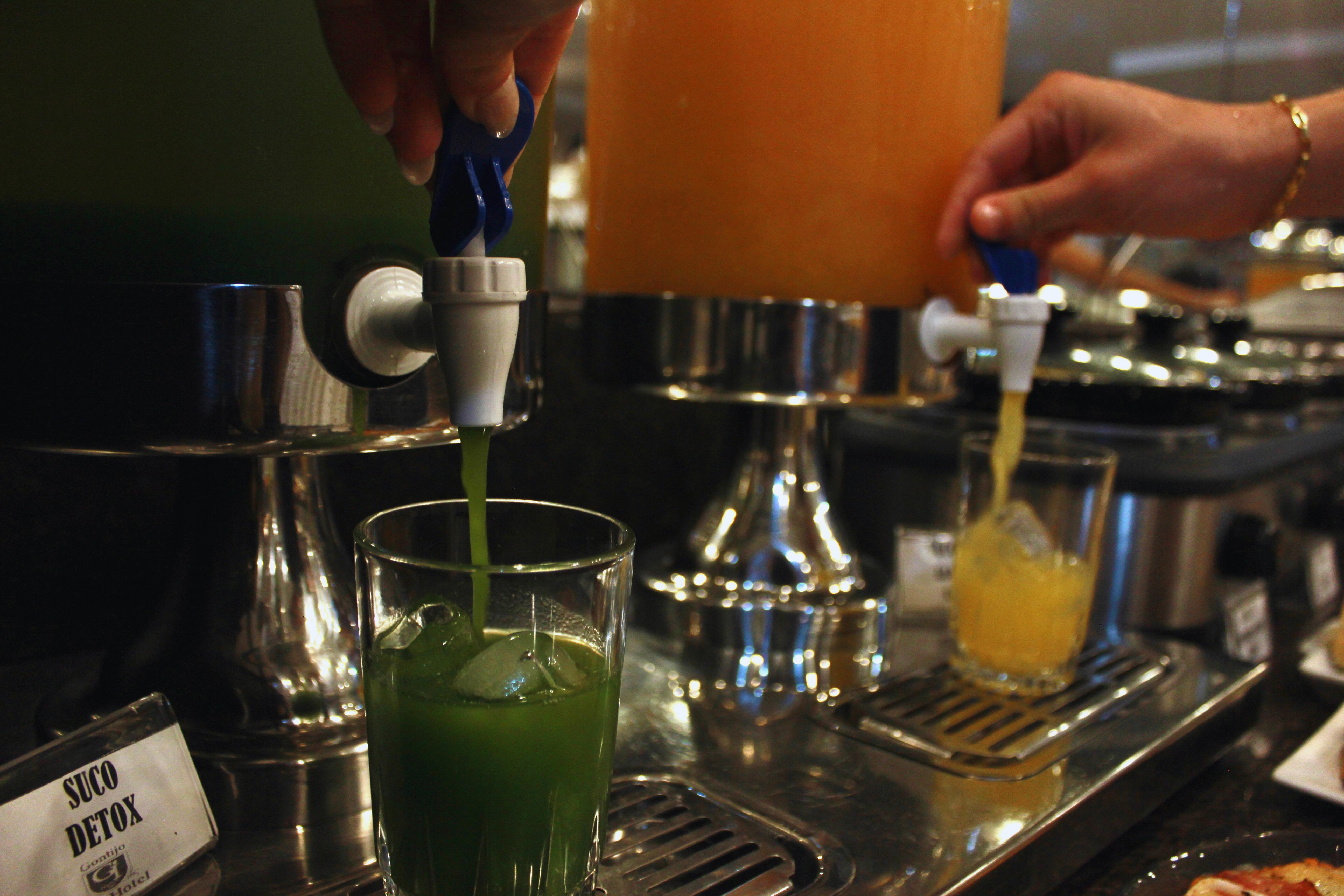 Gontijo Inn Hotel Itajuba  Ngoại thất bức ảnh Wheatgrass juice being dispensed