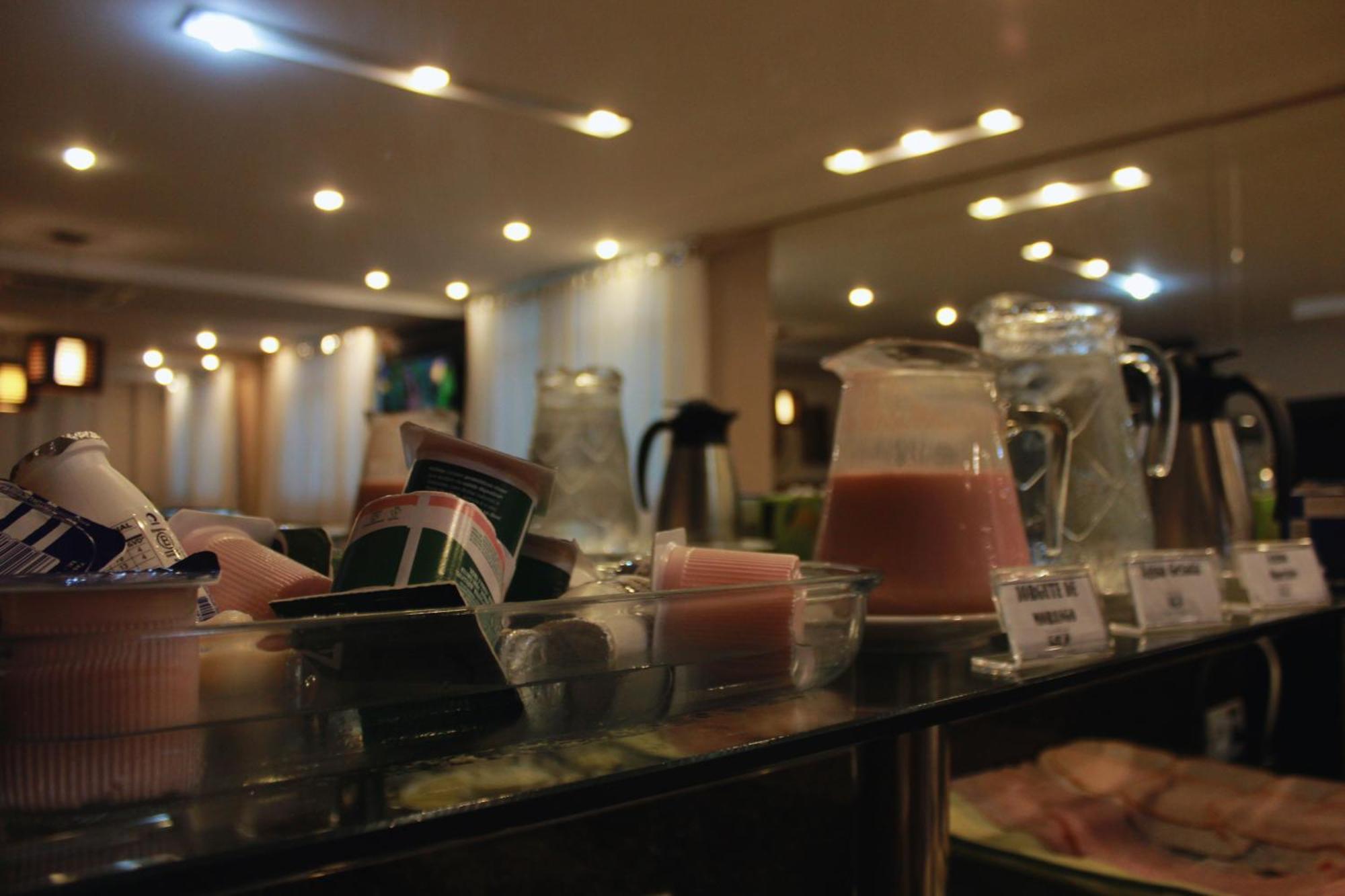 Gontijo Inn Hotel Itajuba  Ngoại thất bức ảnh A selection of fruit juice at a buffet