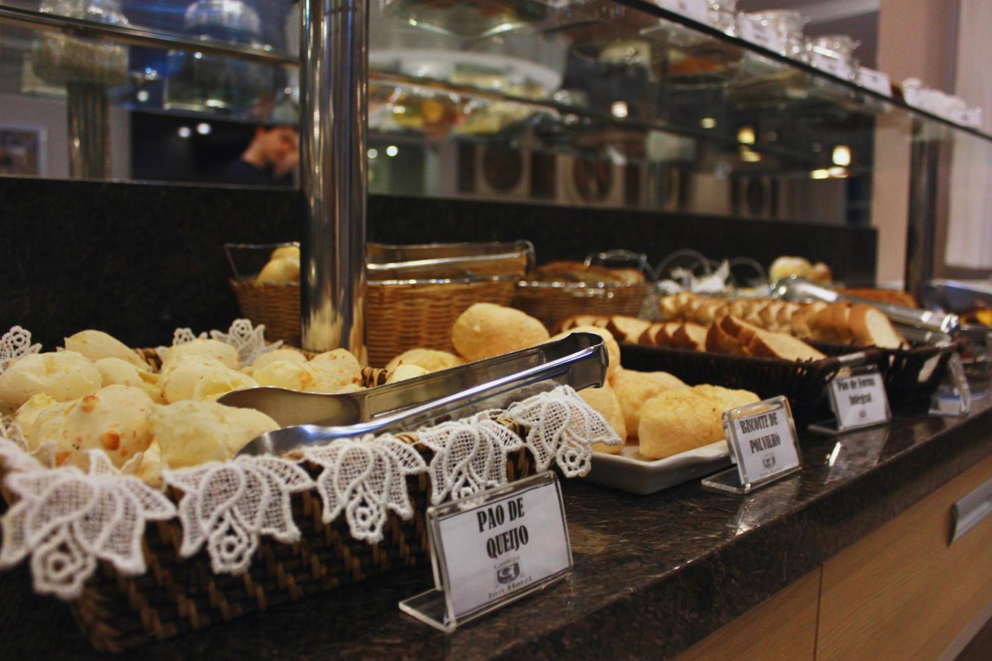Gontijo Inn Hotel Itajuba  Ngoại thất bức ảnh Pão de queijo at a buffet